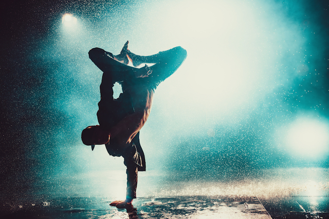 ダンスを踊る男性